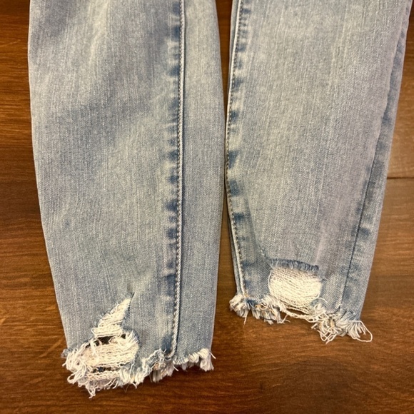 AMERICAN EAGLE Ripped Super High Rise Jegging size 6 - Picture 8 of 11